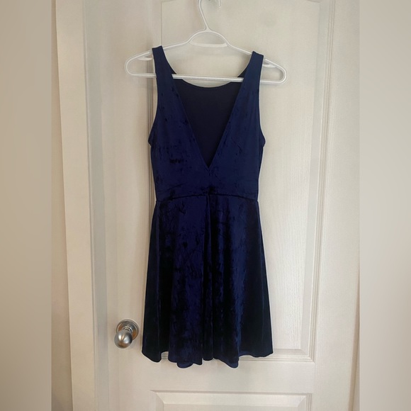 Blue velvet dress from H&M - Picture 2 of 3